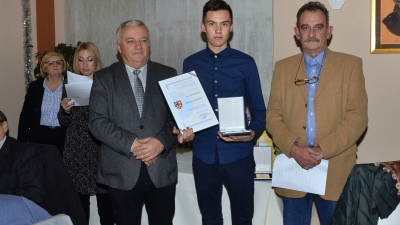 Plaketa Mlade ruke s pisanim priznanjem učeniku Manuelu Mihaljeviću (zanimanje: automehnaičar)